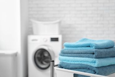 machine à laver et serviettes pliées